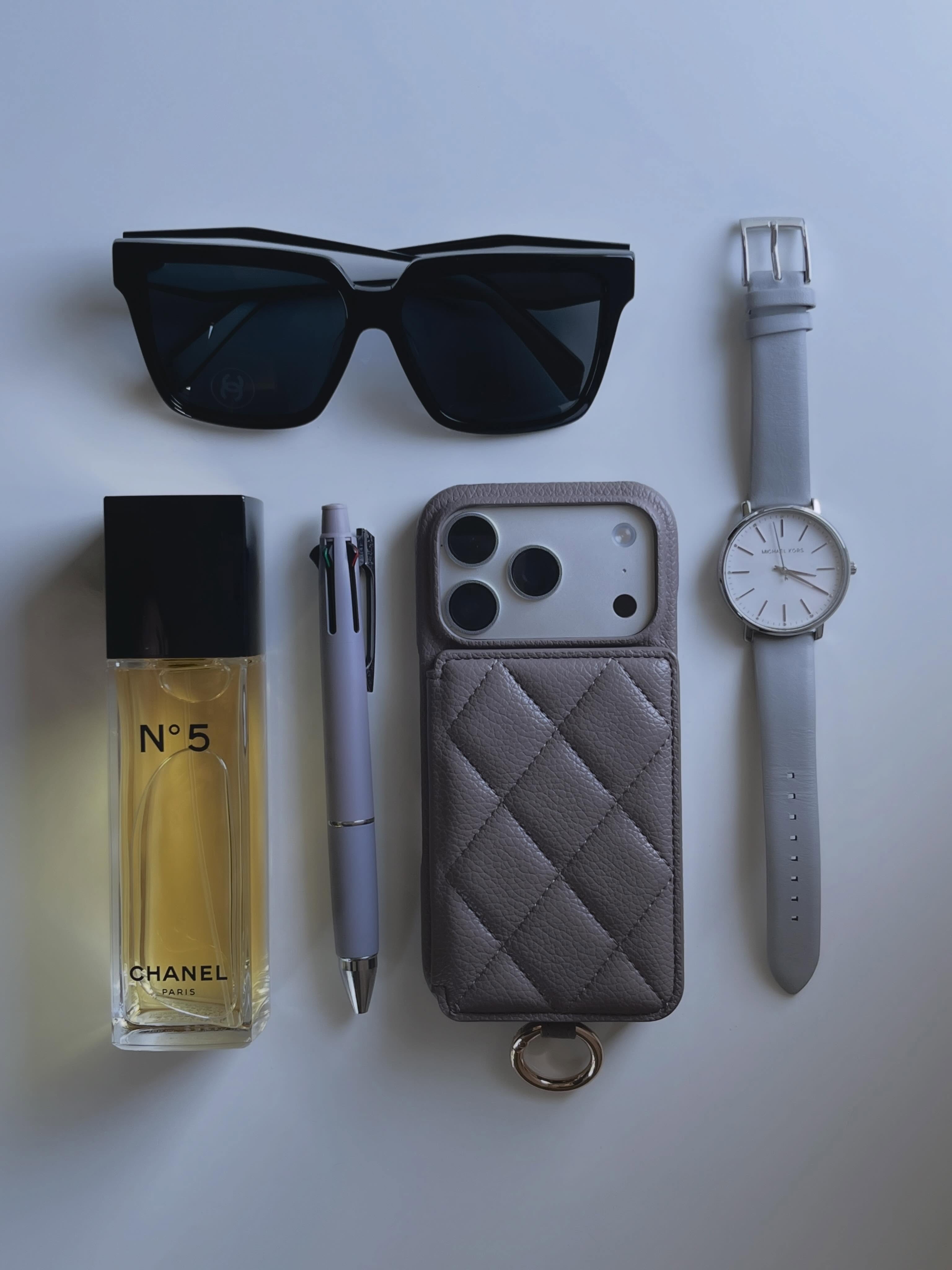 Essentials.

必要なもの☁️
特にまぶしいのが苦手なので、
サングラスは必須🕶️